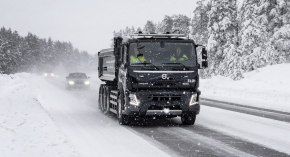Volvo นำรถบรรทุกไฟฟ้าไปทดสอบเผชิญความหนาวเหน็บที่ทางเหนือของ Arctic Circle