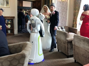 ช่างภาพมีสะดุ้ง! เมื่อคู่รักชาวอังกฤษใช้หุ่นยนต์เก็บภาพบันทึกความทรงจำในงานแต่ง