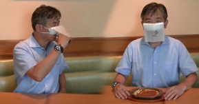 ญี่ปุ่นแนะวิธีสวมหน้ากากอนามัยระหว่างกินอาหาร ลำบากหน่อยๆ ความอร่อยน้อยลงไปแต่ปลอดภัยแน่นอน!!