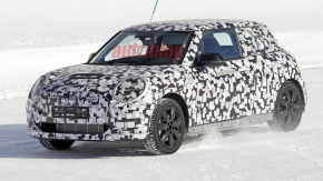 มาแล้วภาพรถ Mini Cooper EV กำลังวิ่งทดสอบอยู่บนหิมะ