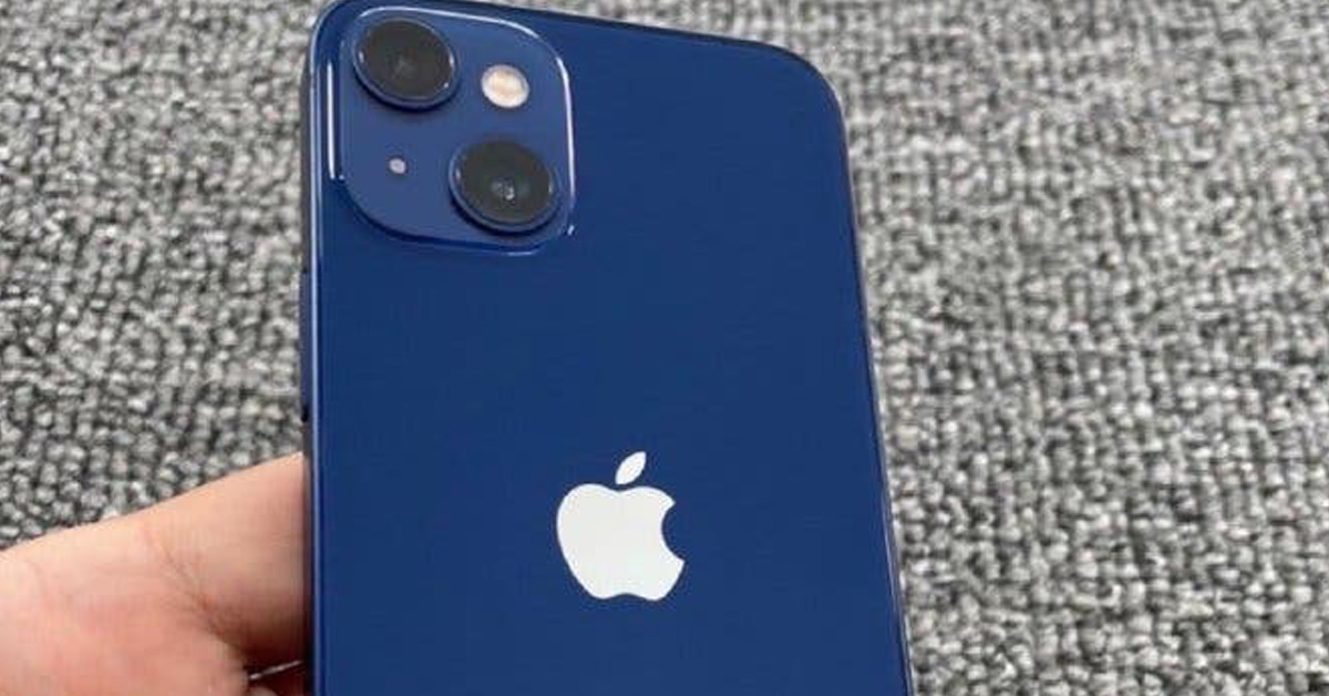 หลุดภาพเครื่องต้นแบบ iPhone 13 mini สีน้ำเงิน มาพร้อมกล้องคู่ดีไซน์ใหม่