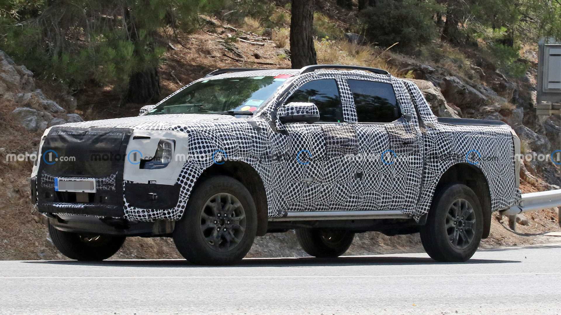 2023 Ford Ranger PHEV Prototype ถูกจับภาพได้ขณะวิ่งทดสอบอยู่ทางใต้ของยุโรป