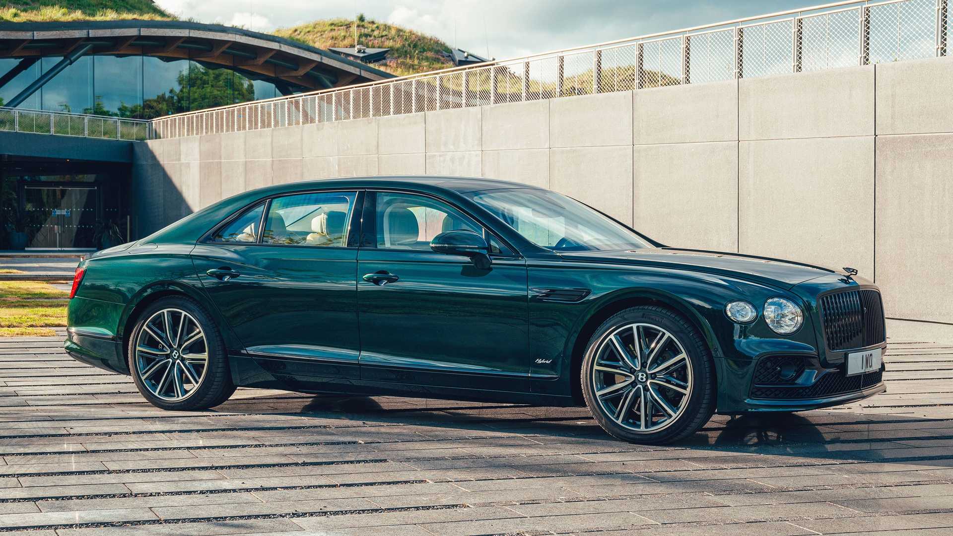 Bentley EV รุ่นแรกจะถูกเปิดตัวในปี 2025 พร้อมแบตเตอรี่ขนาดใหญ่และการชาร์จแบบไร้สาย