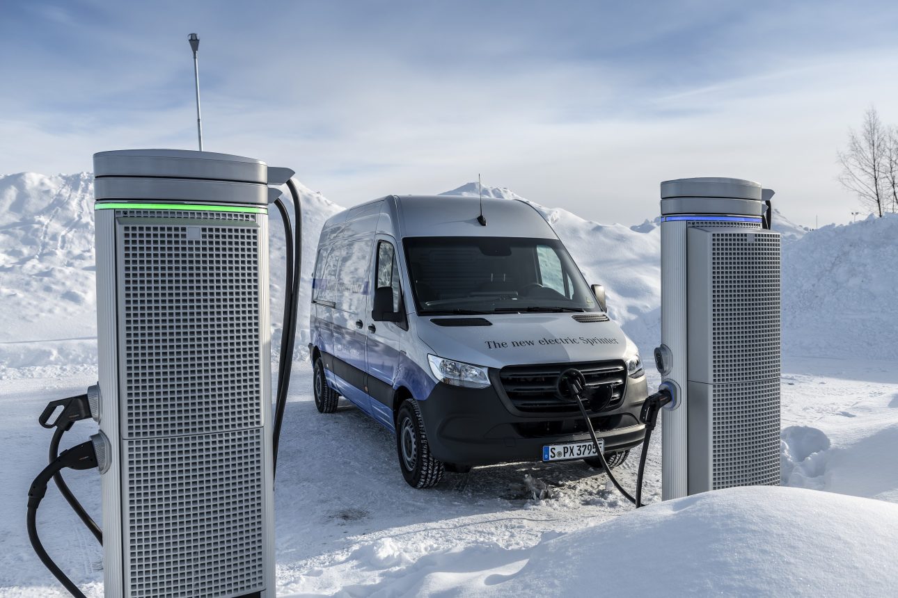 Mercedes จับรถตู้พลังงานไฟฟ้า eSprinter 2023 หาขีดจำกัดของมันกับอากาศที่หนาวสุดขีด 