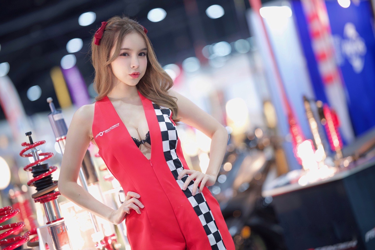 Pretty : เก็บตกพริตตี้งาน Auto Salon รอบนี้สาวๆโชว์หน้าสวยๆได้แล้ว
