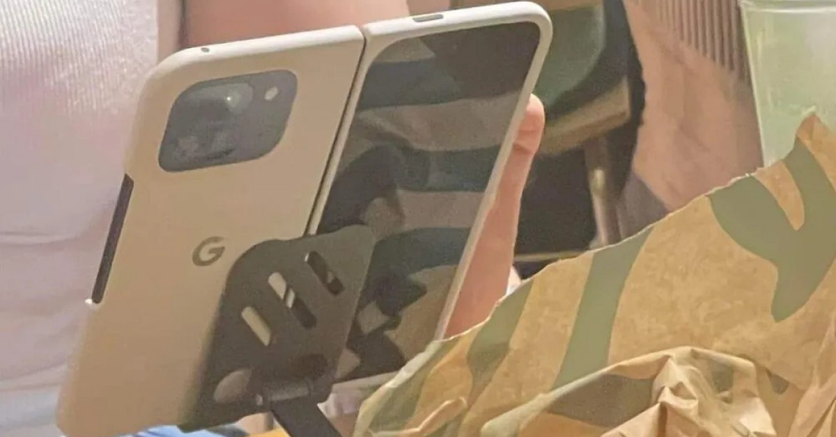 Pixel 9 Pro Fold มือถือพับได้จาก Google หลุดภาพเครื่องจริงใน Starbucks